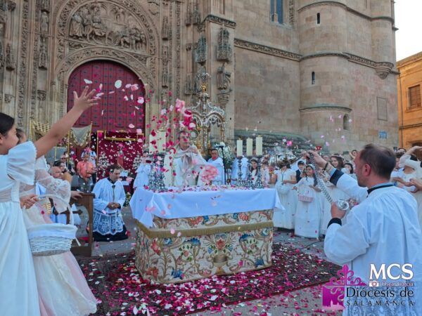 Procesión del Corpus Christi en Salamanca con fieles y flores