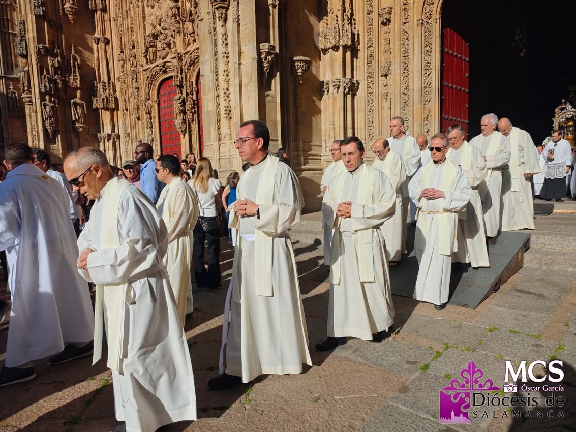 Sacerdotes en procesión durante la festividad del Corpus Christi en Salamanca