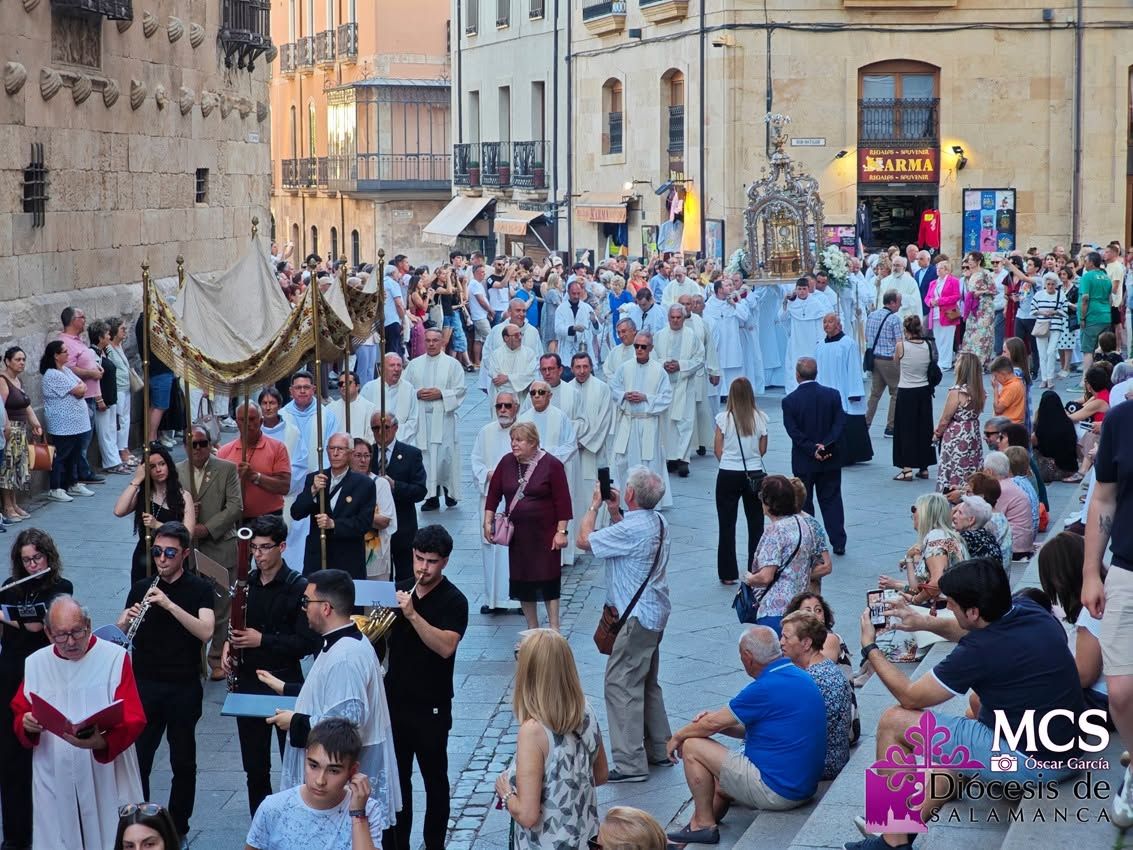 Multitudinaria procesión del Corpus Christi en Salamanca con fieles y autoridades