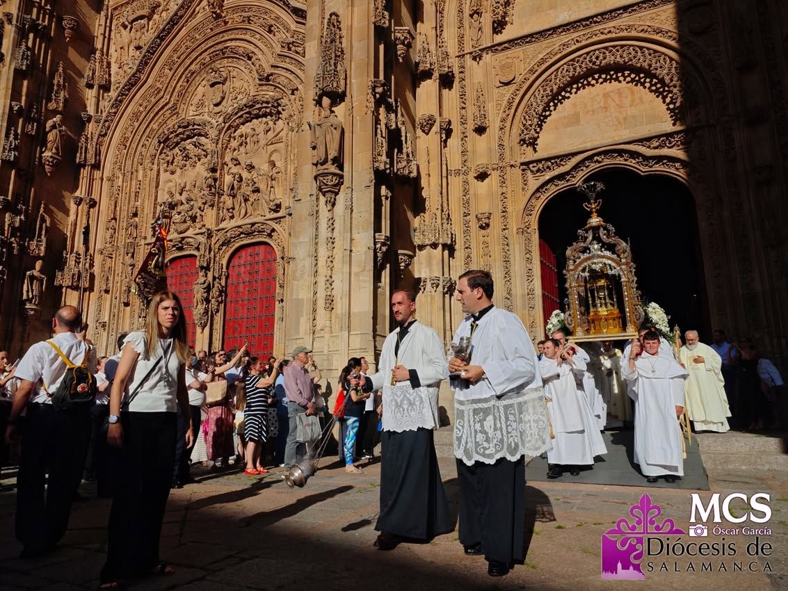 Procesión del Corpus Christi en el centro histórico de Salamanca con la Custodia.