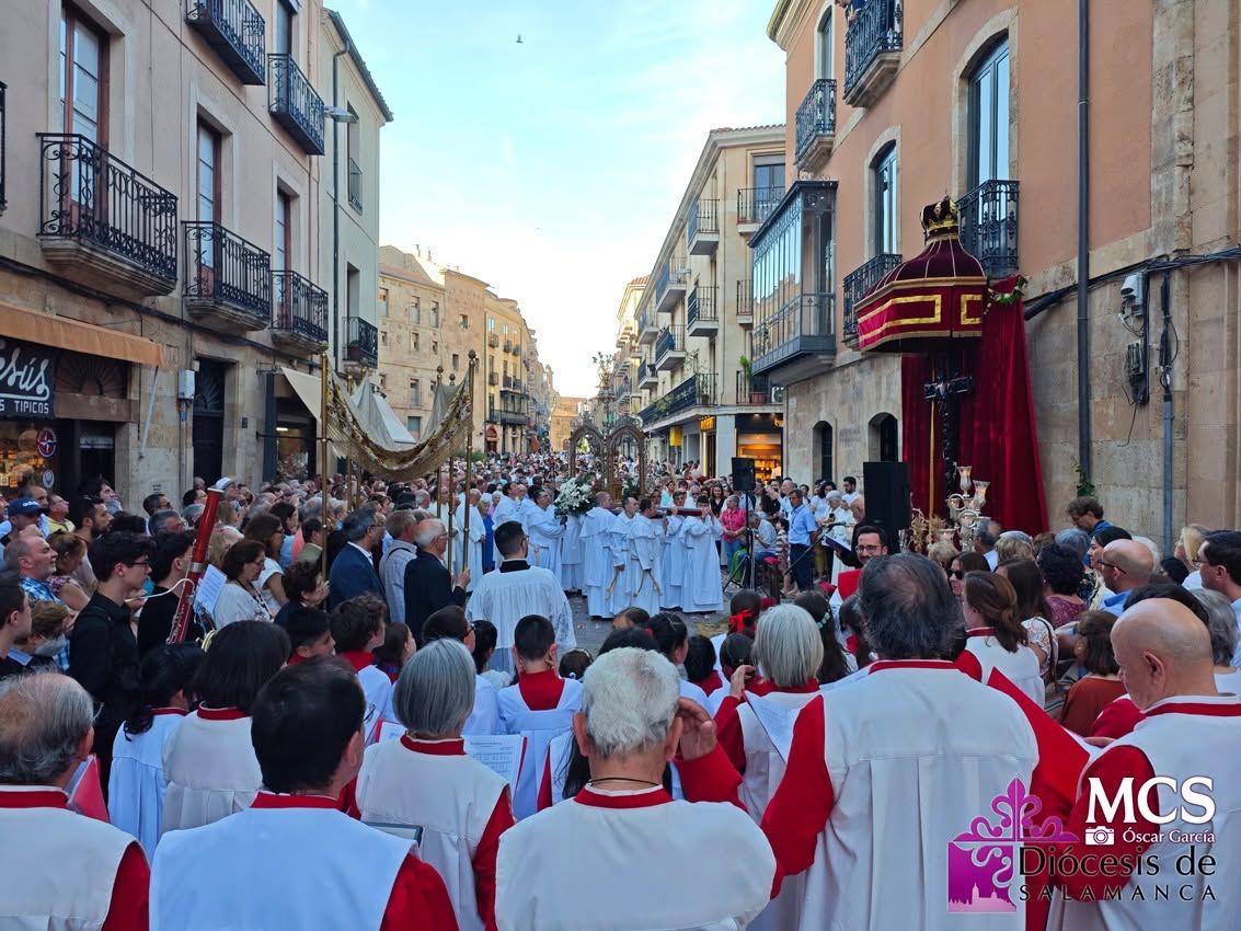 Multitudinaria procesión del Corpus Christi en las calles de Salamanca