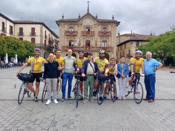 Grupo de ciclistas de Macotera en plaza de Oñate tras completar su ruta