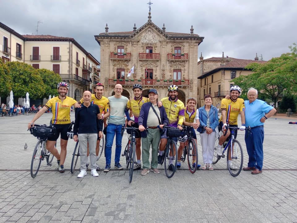 Grupo de ciclistas de Macotera en plaza de Oñate tras completar su ruta