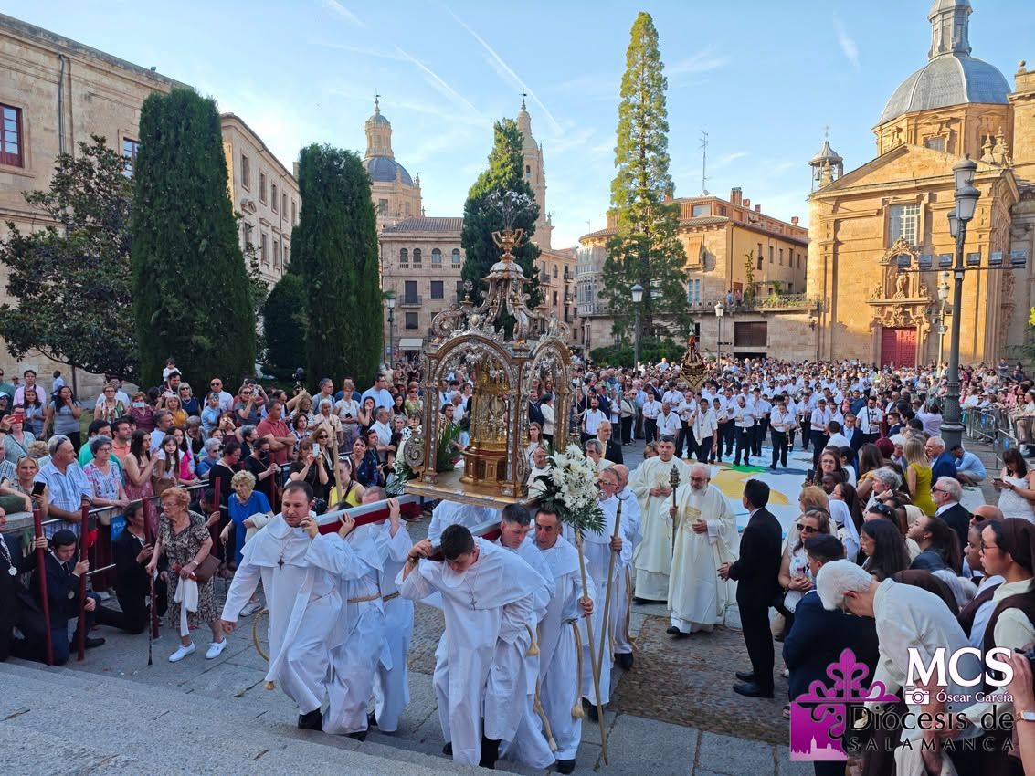 Multitudinaria procesión del Corpus Christi en Salamanca con fieles y autoridades.