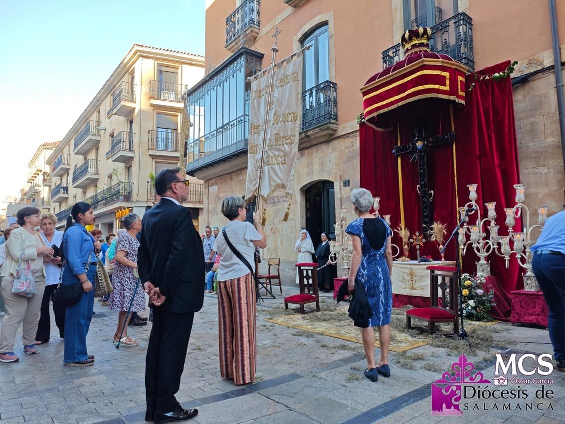 Multitudinaria procesión del Corpus Christi en Salamanca con altar decorado