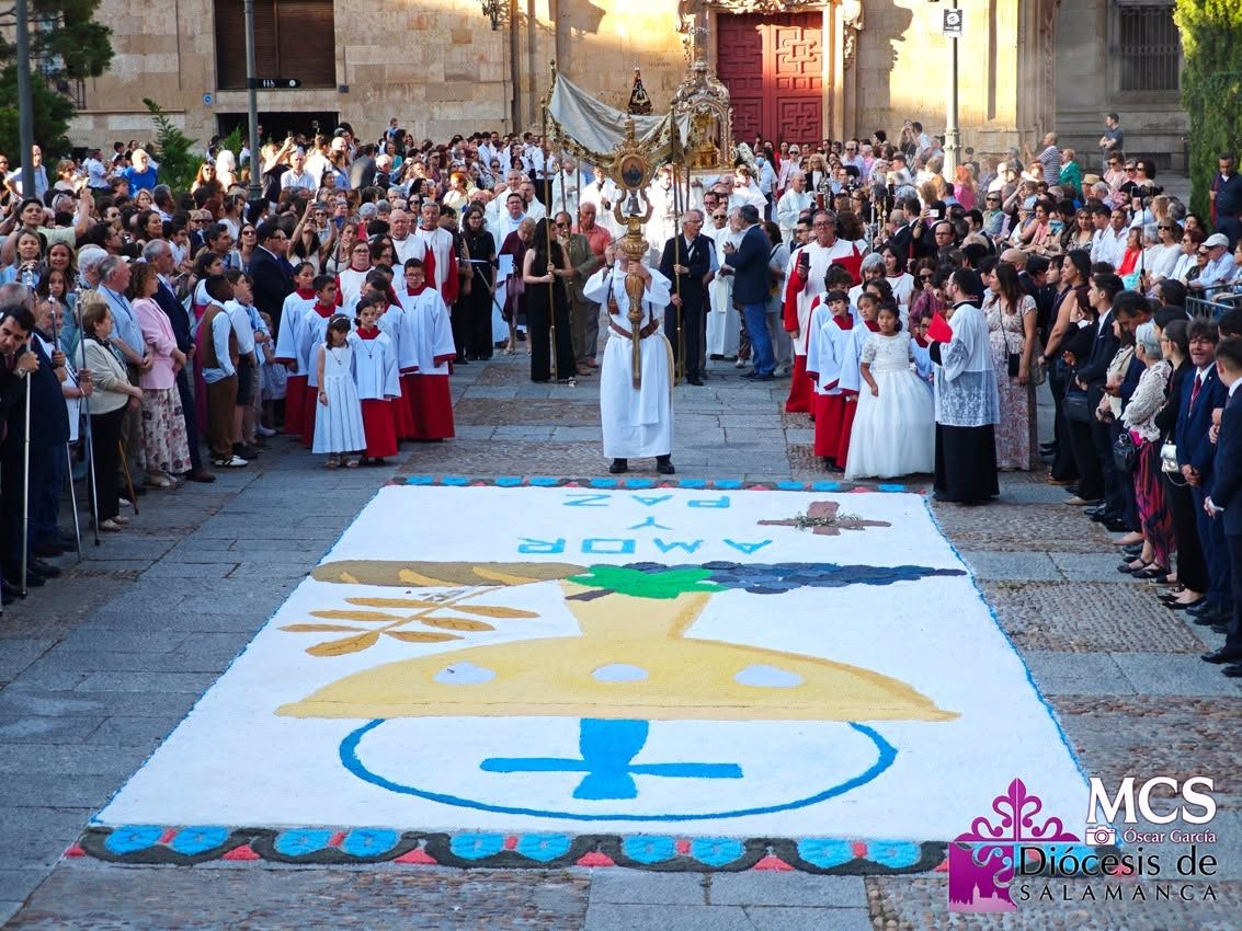 Multitudinaria procesión del Corpus Christi en Salamanca con un altar decorado.