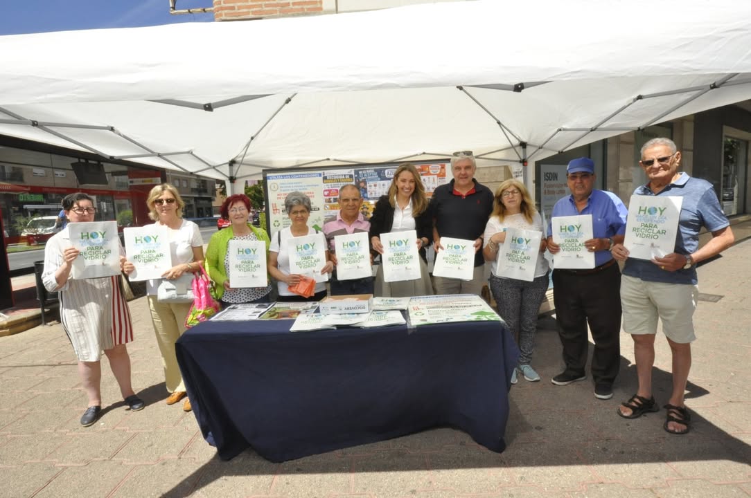Campaña de concienciación medioambiental en Santa Marta: 8.000 bolsas para perros y 3.000 para vidrio