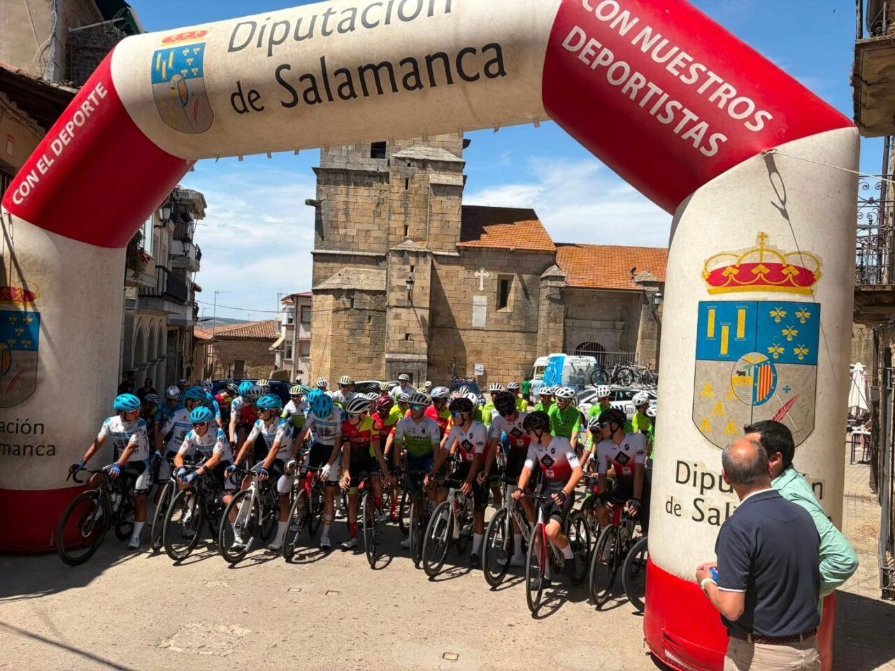 Corredores listos para iniciar la etapa ciclista en Aldeadávila de la Ribera