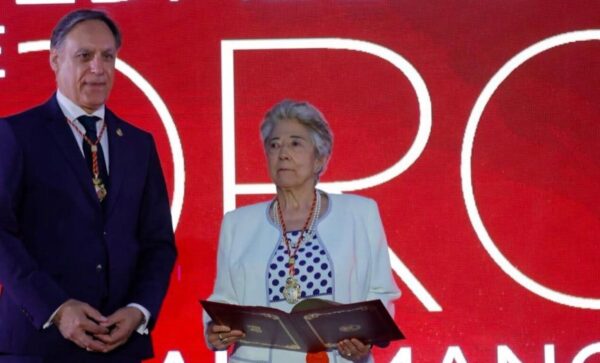 Araceli Mangas recibiendo la Medalla de Oro en Salamanca