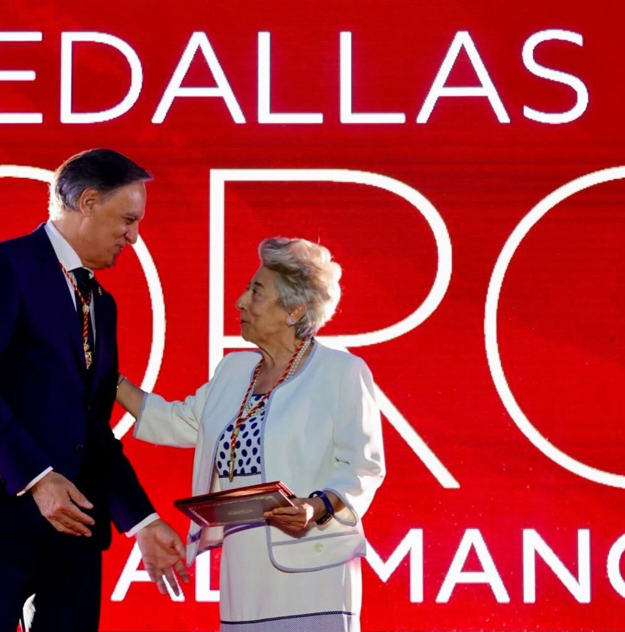 Araceli Mangas recibiendo la Medalla de Oro en Salamanca