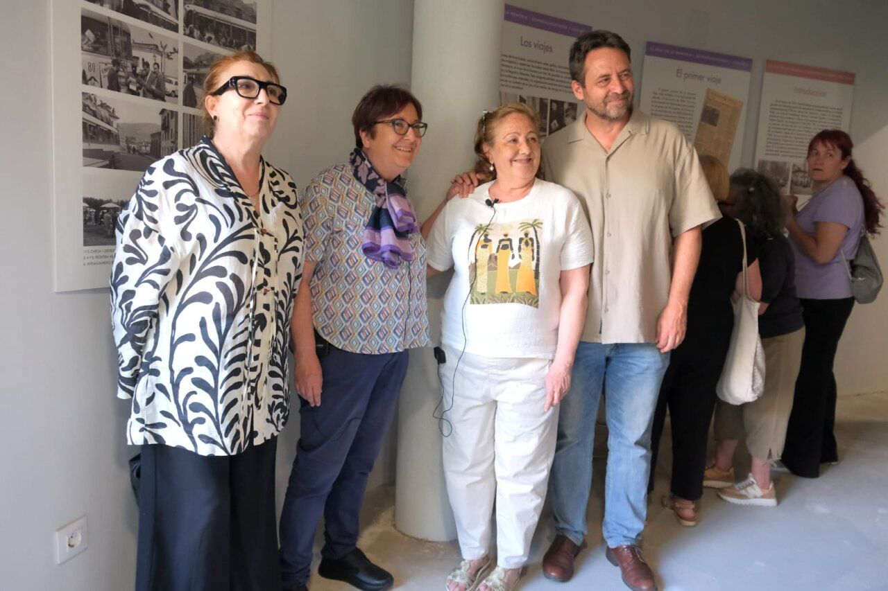 Cuatro personas posando en la exposición sobre la memoria de Béjar y Alemania