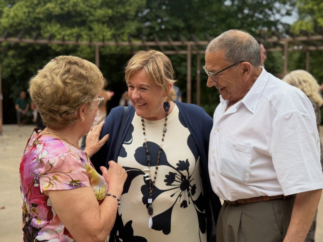 Tres personas conversando durante los Bailes de Verano en Salamanca