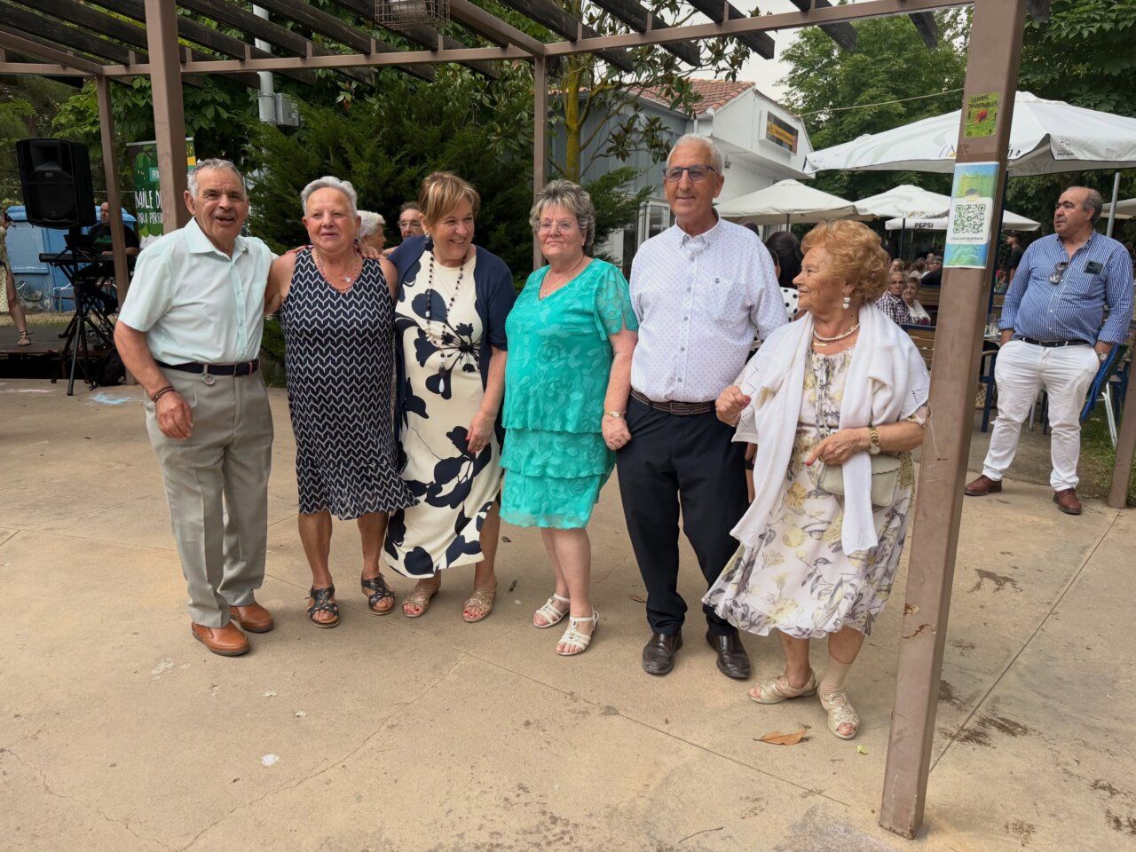 Grupo de personas mayores disfrutando de los bailes de verano en Salamanca