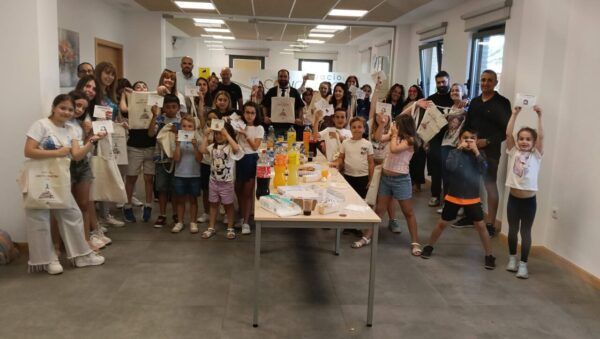 Grupo de participantes en el Lecturómetro de Baldosas Amarillas mostrando sus logros