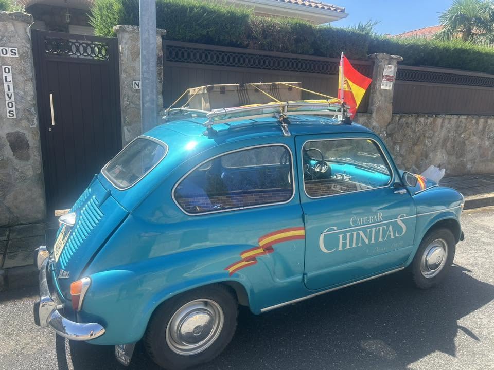 Seat 600 decorado con bandera de España en Café Bar Chinitas