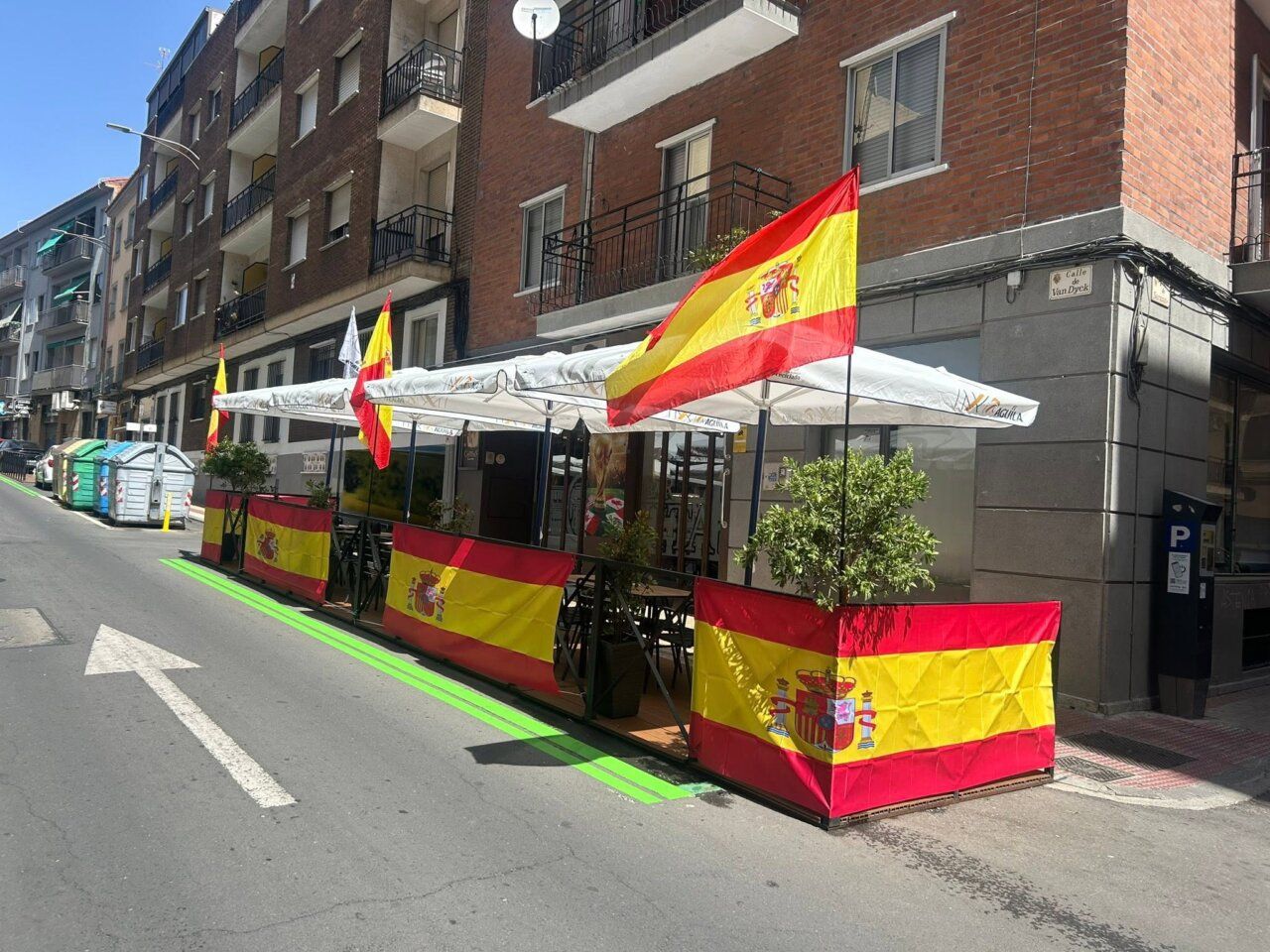 Exterior del Café Bar Chinitas decorado con banderas de España