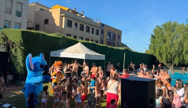 Fiesta en las piscinas municipales de Carbajosa de la Sagrada con niños y personajes disfrazados.