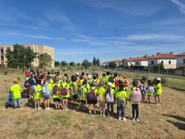 Escolares de Castellanos de Moriscos en una jornada ambiental al aire libre