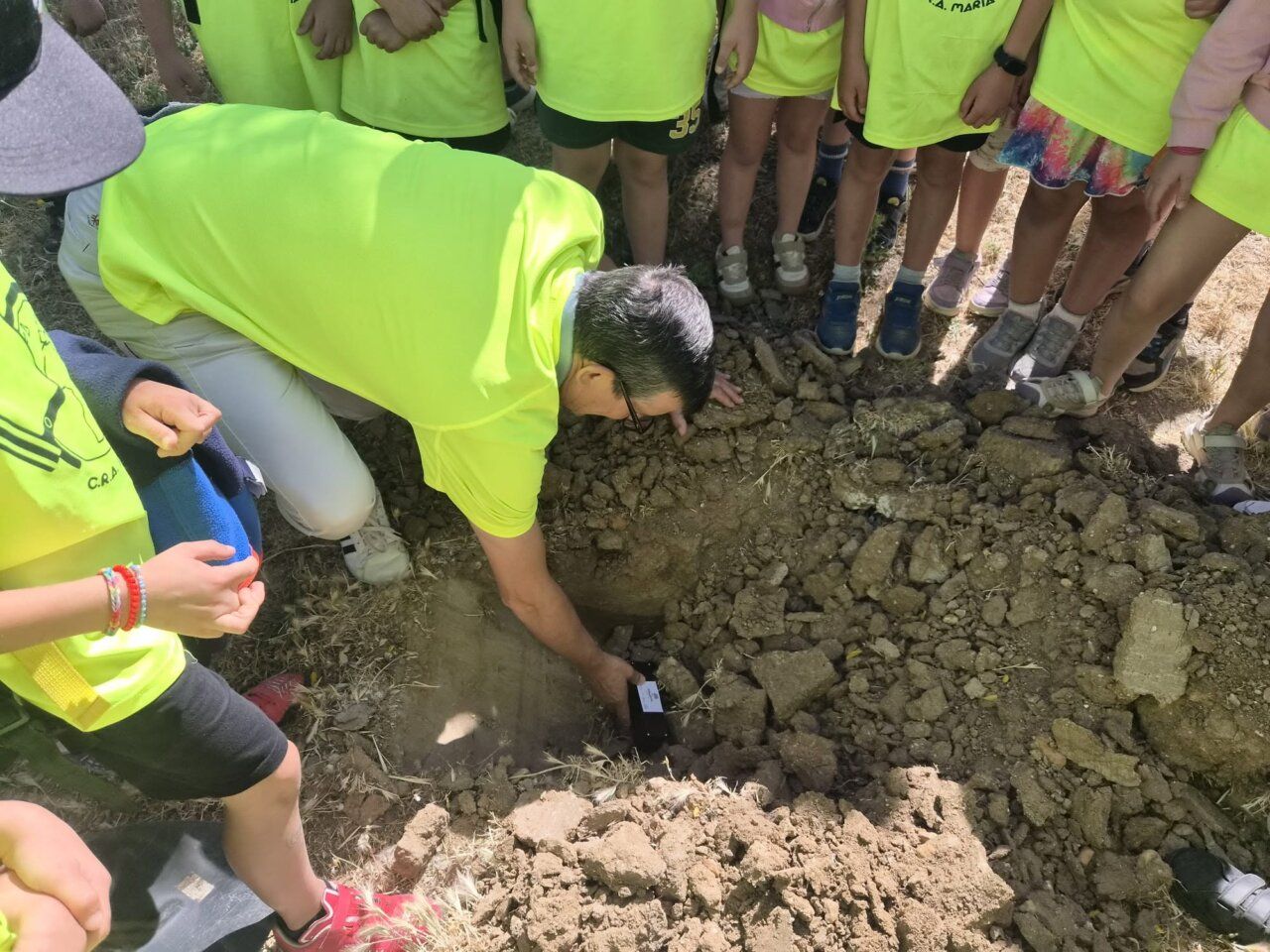 Escolares plantando árboles en Castellanos de Moriscos