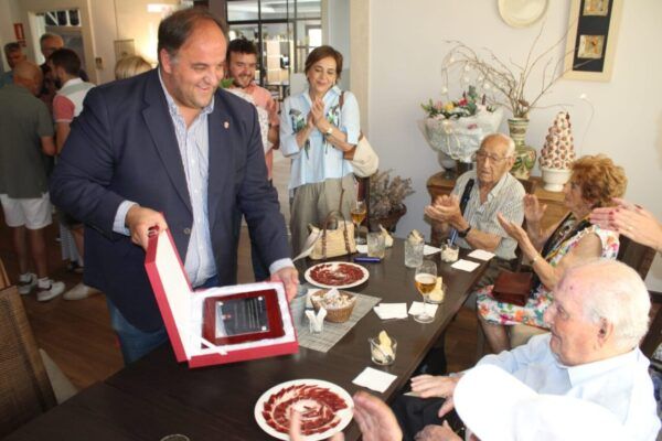 Celebración del 100 cumpleaños de Juan Manuel Hernández con familiares y amigos.
