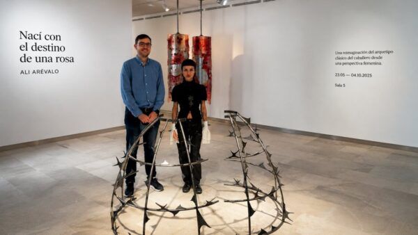 Artistas en la exposición Nací con el destino de una rosa en Salamanca
