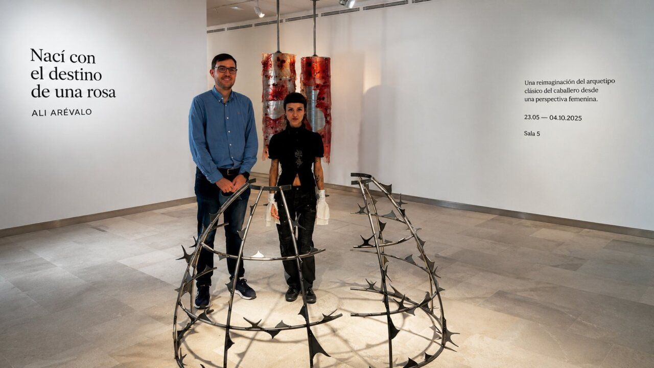 Artistas en la exposición Nací con el destino de una rosa en Salamanca
