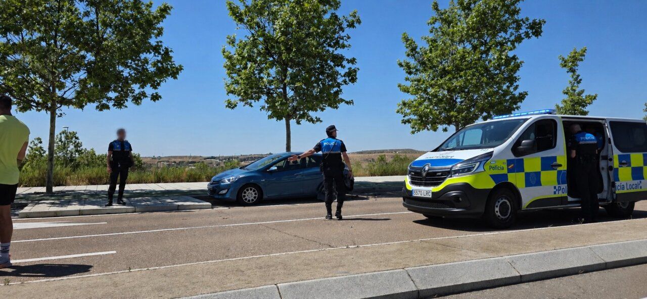 Accidente de tráfico en la avenida Fernando Pessoa con vehículos de emergencia