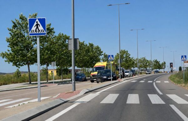 Accidente de tráfico en la avenida Fernando Pessoa con ambulancia y vehículos policiales.