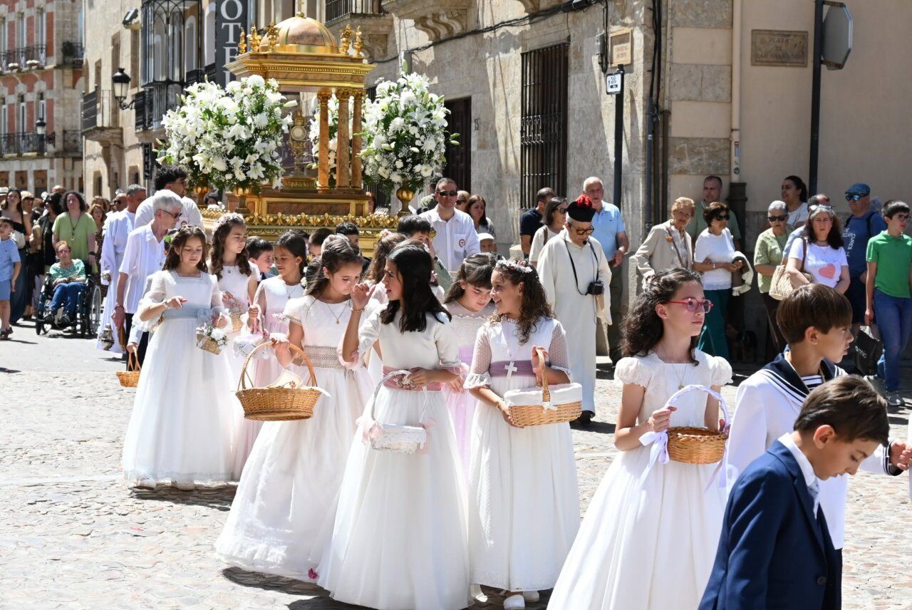 Niñas vestidas de blanco en la procesión del Corpus Christi en Ciudad Rodrigo
