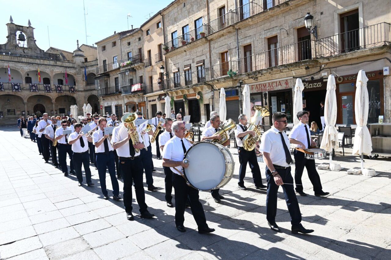 Procesión del Corpus Christi en Ciudad Rodrigo con banda de música