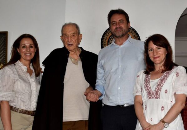 Claudio Sánchez-Albornoz con su capa histórica y familiares en el museo.