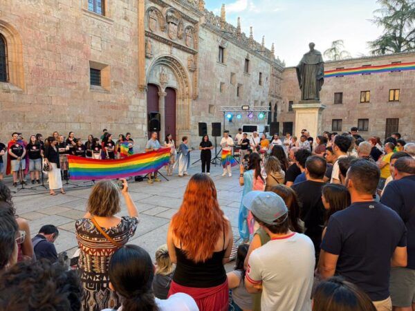 Celebración del Día Internacional del Orgullo en el Patio de Escuelas Mayores
