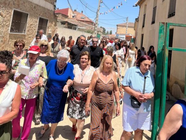 Vecinos de Topas celebrando la festividad de San Antonio de Padua