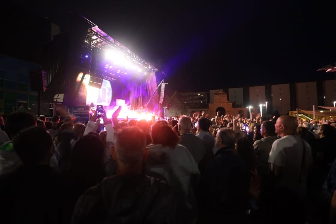 Concierto de El Arrebato en la Plaza de la Concordia con público emocionado