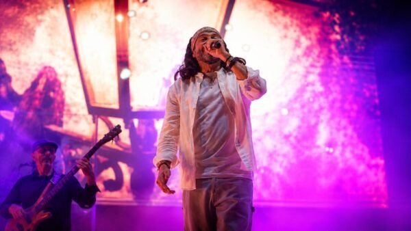 El Arrebato cantando en un concierto en Salamanca con luces de fondo