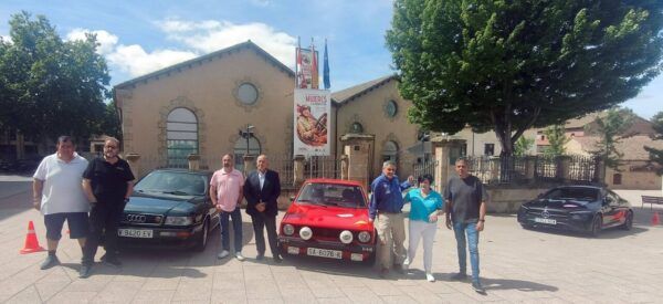 Participantes del XIII Rallye Entresierras Histórico en Guijuelo con coches clásicos