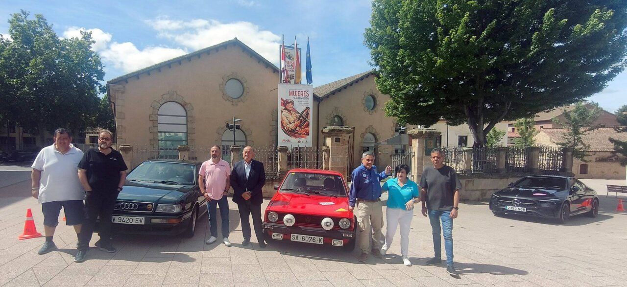 Participantes del XIII Rallye Entresierras Histórico en Guijuelo con coches clásicos