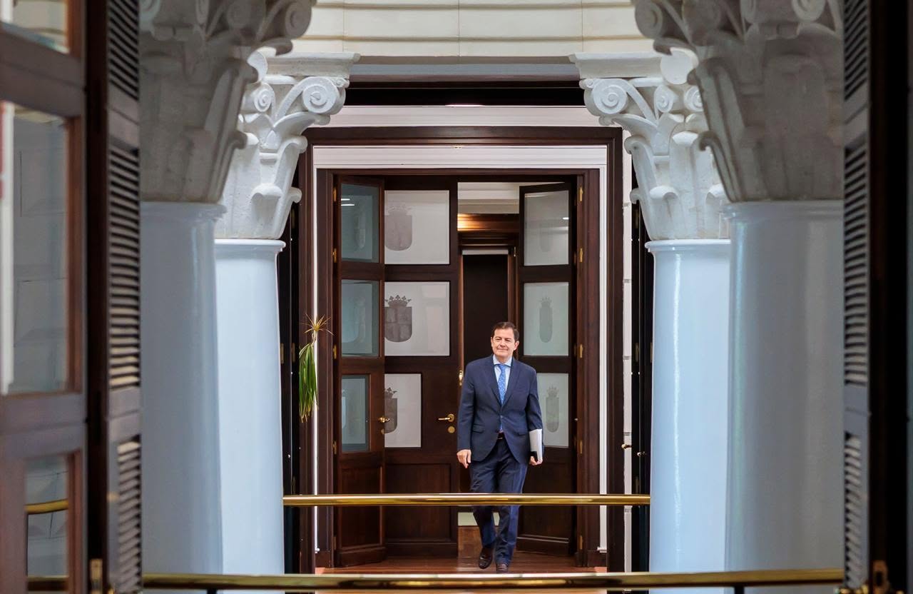 El presidente de la Junta de Castilla y León, Alfonso Fernández Mañueco, en su despacho.