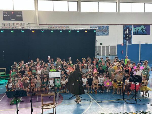 Niños en la Escuela Municipal de Música de Villamayor durante una función