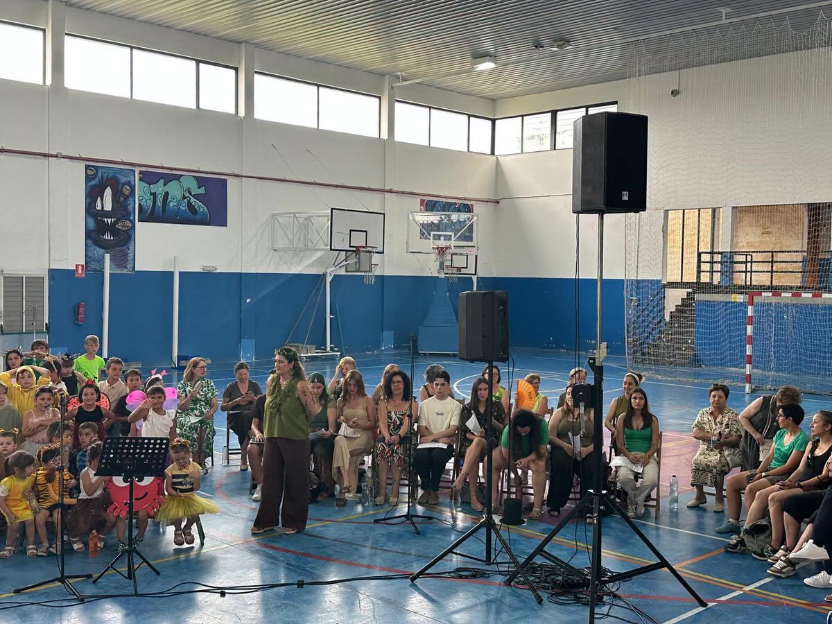 Actuación de la Escuela Municipal de Música de Villamayor con niños y adultos