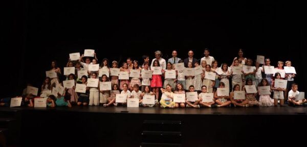 Alumnos de la Escuela Municipal de Música y Danza de Salamanca sosteniendo diplomas en una ceremonia
