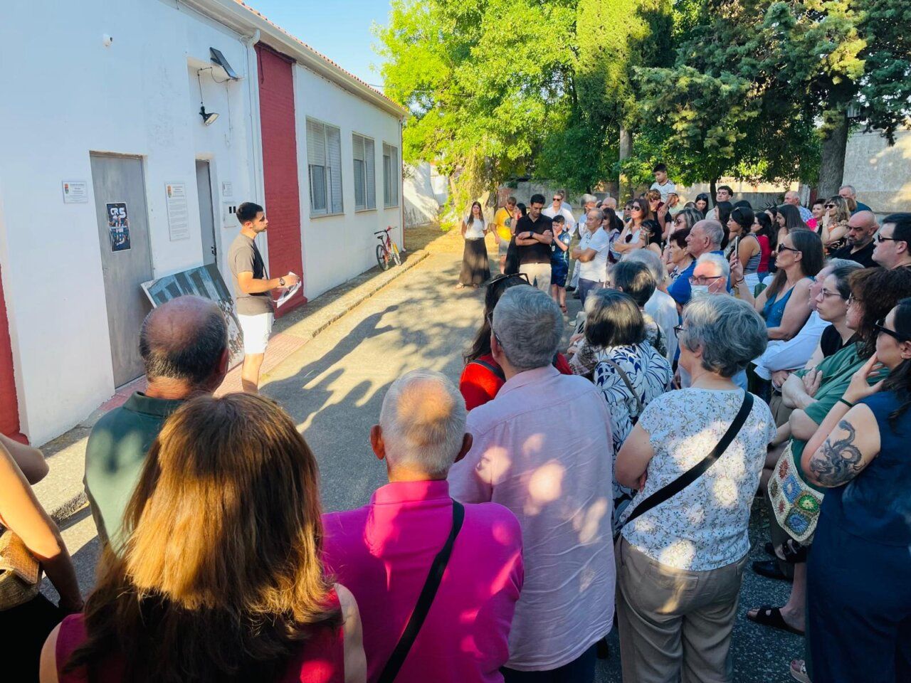 Acto de homenaje a maestros en Pedrosillo de Alba con numerosos asistentes.