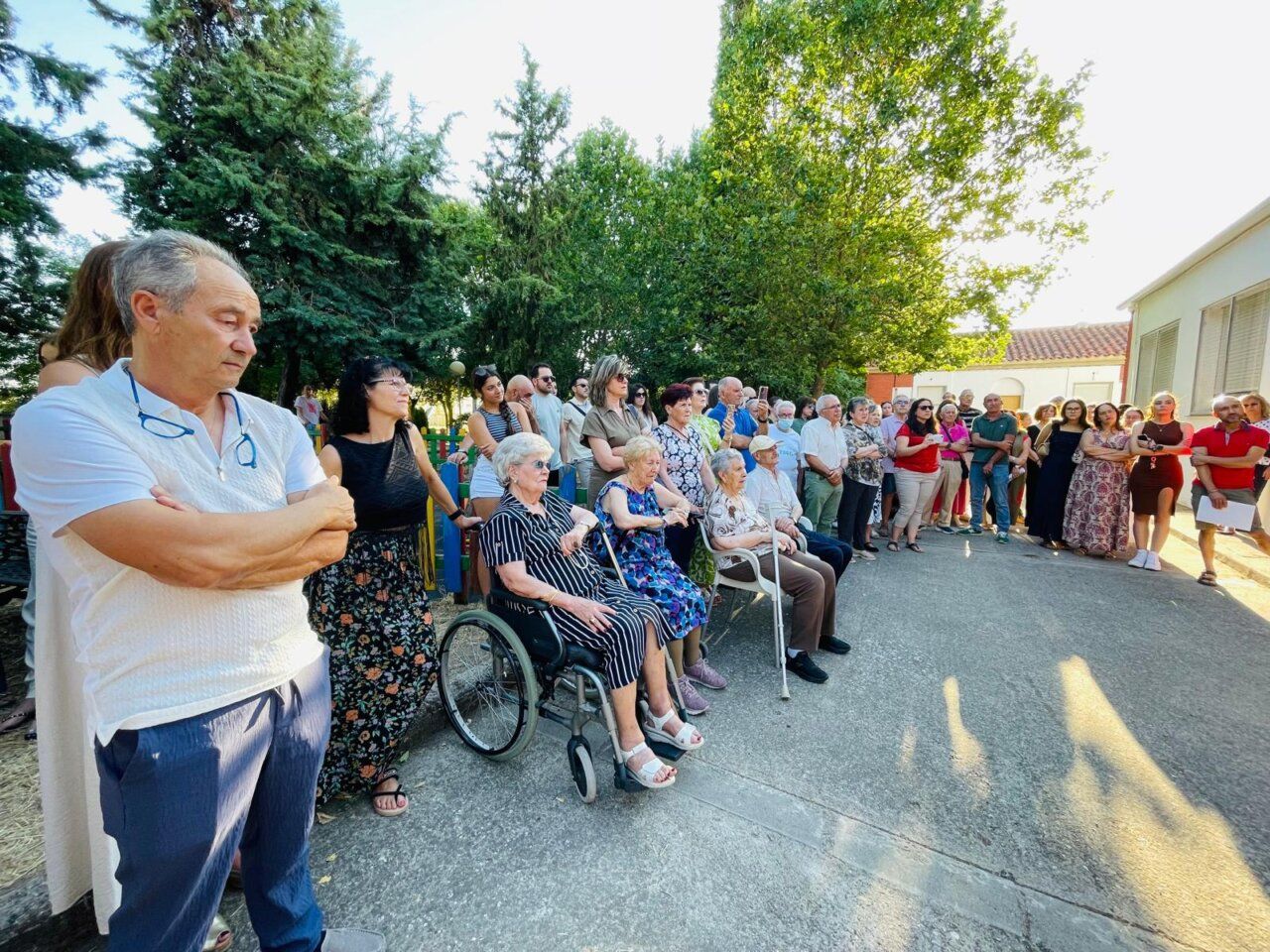 Acto de homenaje a maestros en Pedrosillo de Alba con vecinos presentes.
