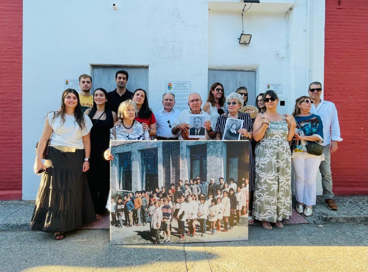 Grupo de personas rindiendo homenaje a Don Pepe y Doña Luz en Pedrosillo de Alba