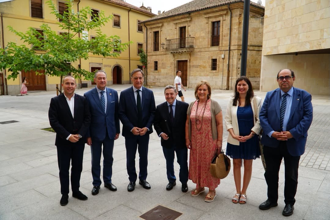 Grupo de personas en un evento en Salamanca con Federico Jiménez Losantos