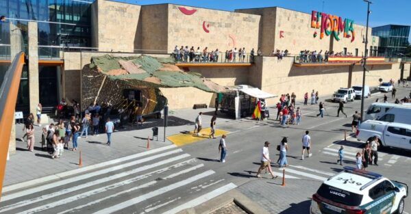 Evento en El Tormes sobre las Fuerzas Armadas y Seguridad con asistentes y vehículos