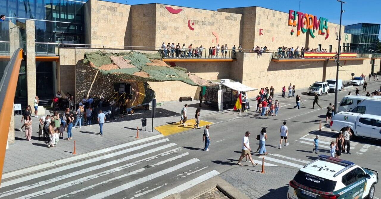 Evento en El Tormes sobre las Fuerzas Armadas y Seguridad con asistentes y vehículos