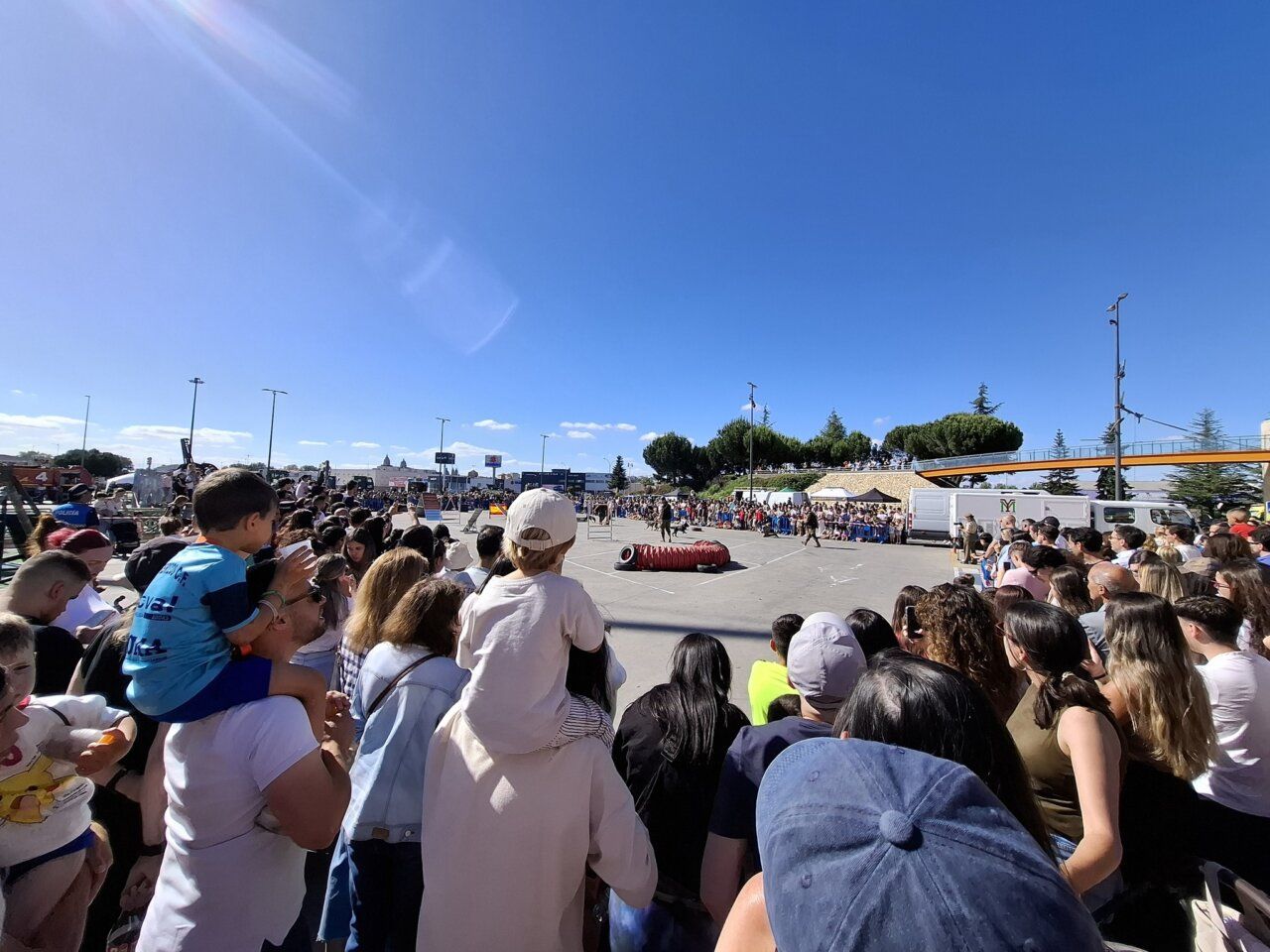 Multitud de personas observando una exhibición de las Fuerzas Armadas en El Tormes.