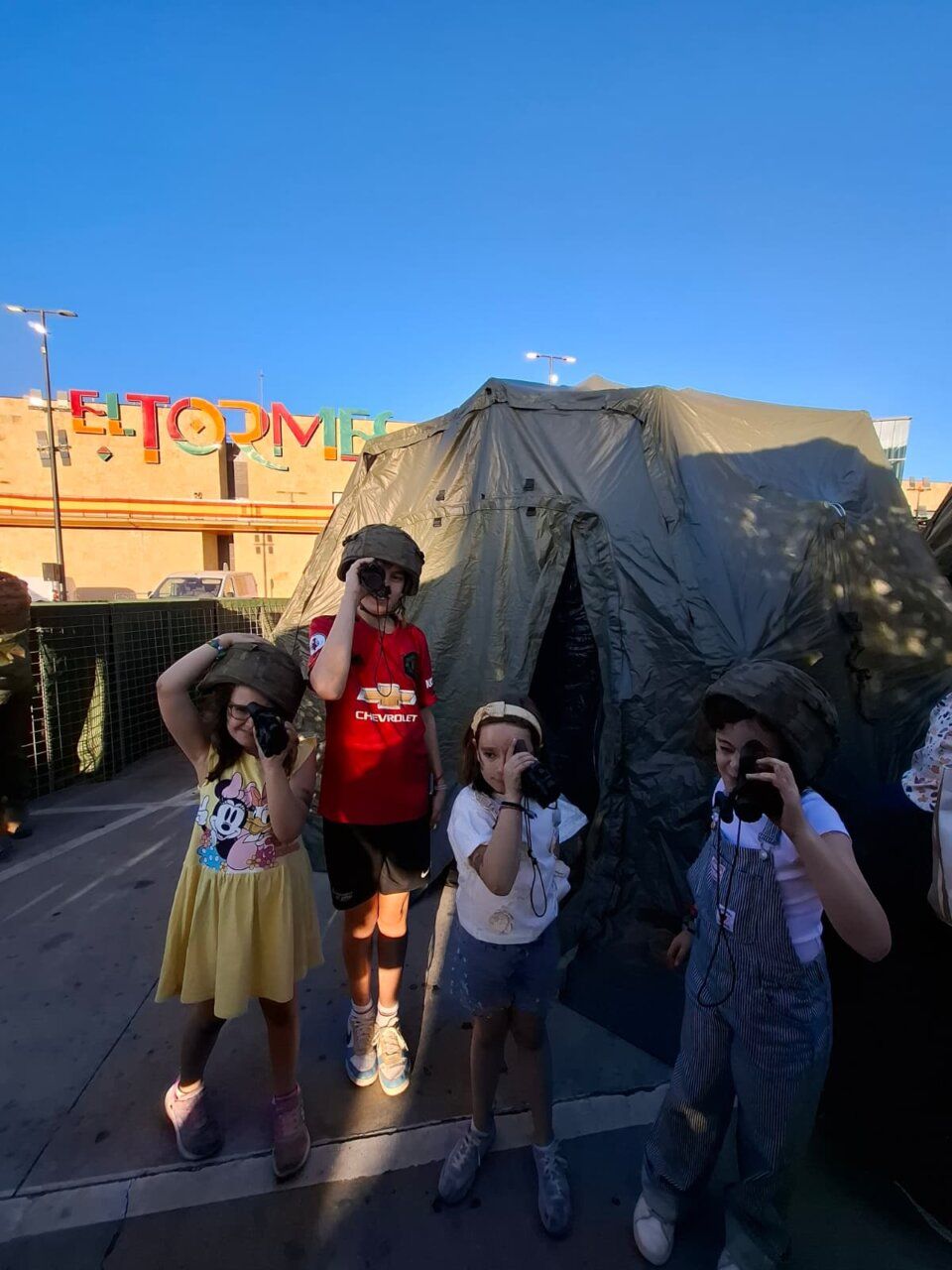 Niños participando en actividades de Fuerzas Armadas en El Tormes
