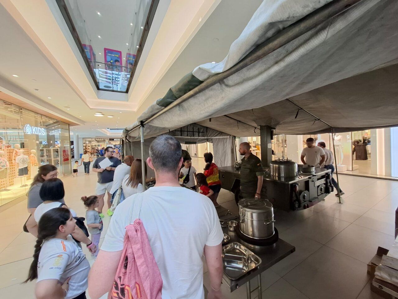 Personas visitando un stand de las Fuerzas Armadas en un centro comercial